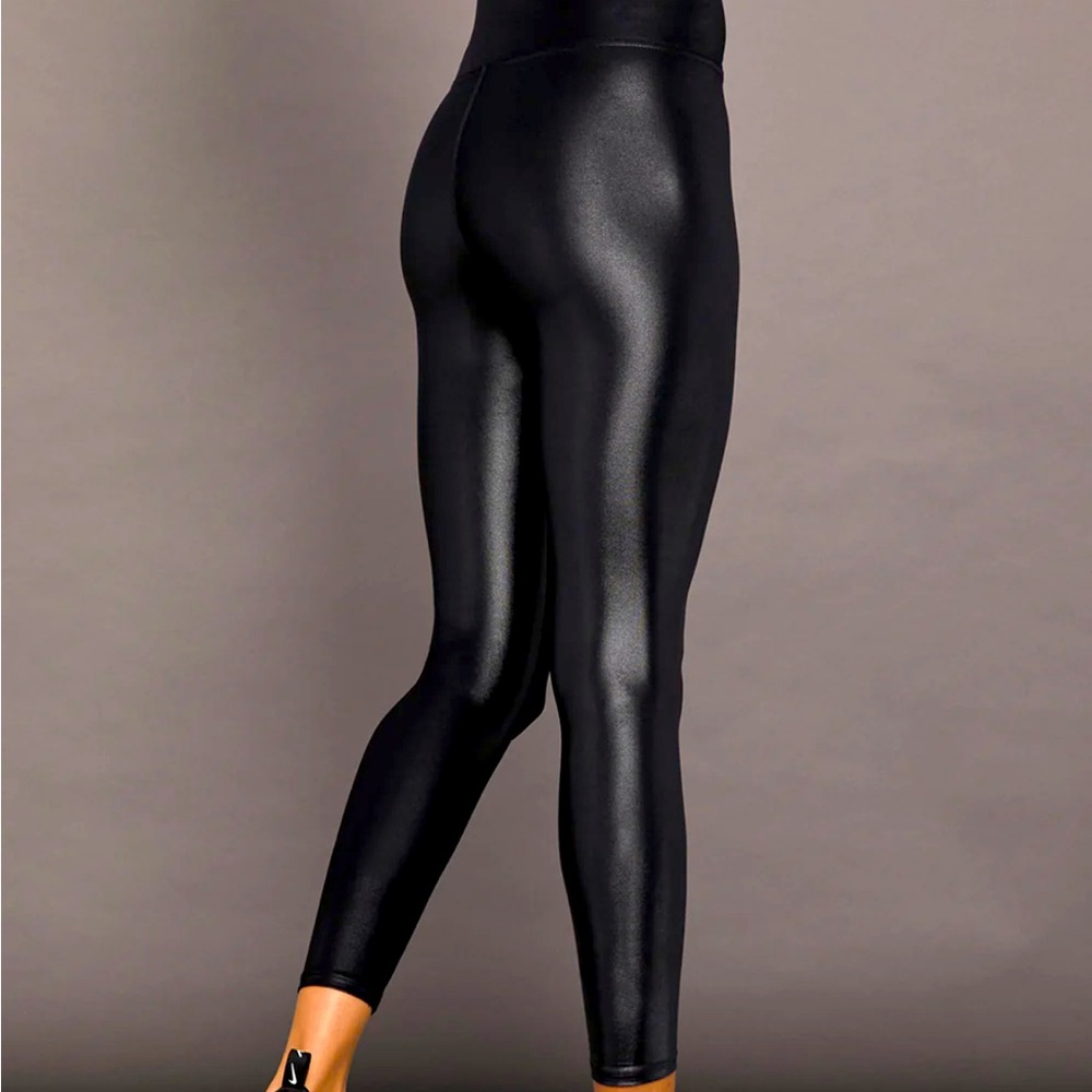 Carbon38 Black 7/8 Leggings in Takara Shine (S)